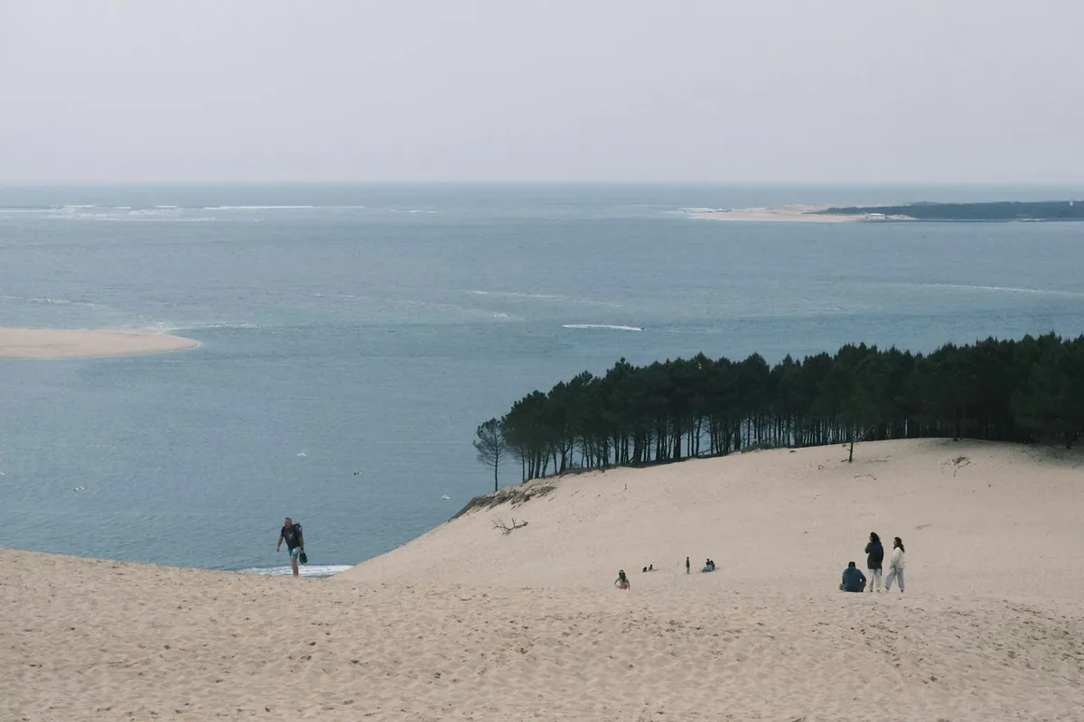 Dunes de sable et océan Atlantique en Nouvelle-Aquitaine
