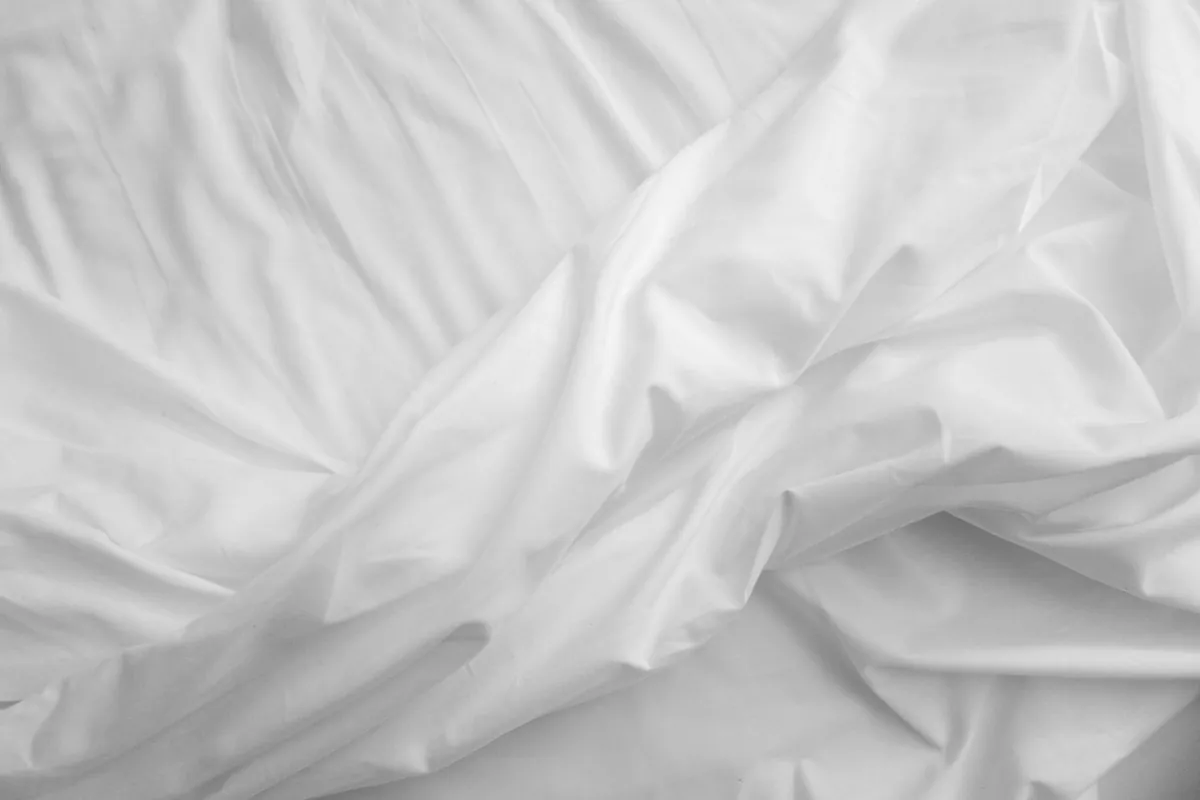 Linge fin tendu sur un drap, finition impeccable