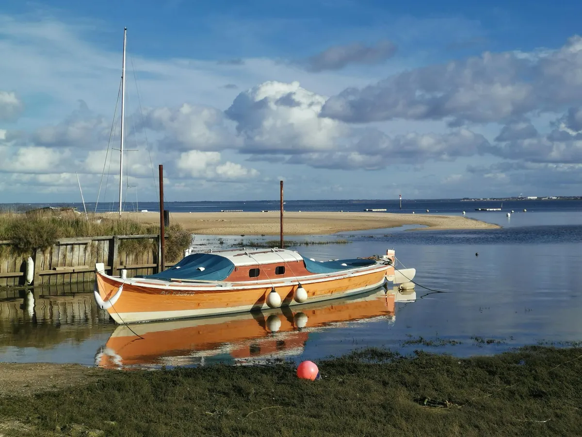 Voilier sur le Bassin d'Arcachon, lumière dorée